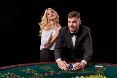 Genç, kendine güvenen, dostum poker oyunu oynarken hes süre bayanla görüntülemek.