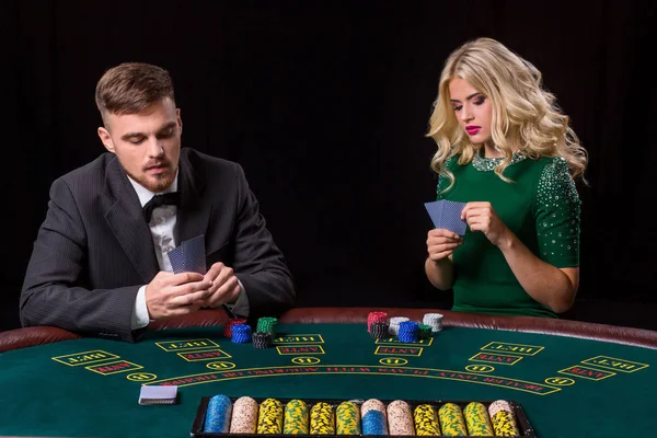 Pareja jugando al poker en la mesa — Foto de Stock