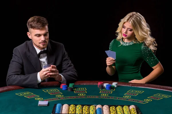 Pareja jugando al poker en la mesa — Foto de Stock