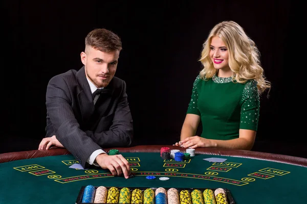 Pár hrát poker u stolu — Stock fotografie