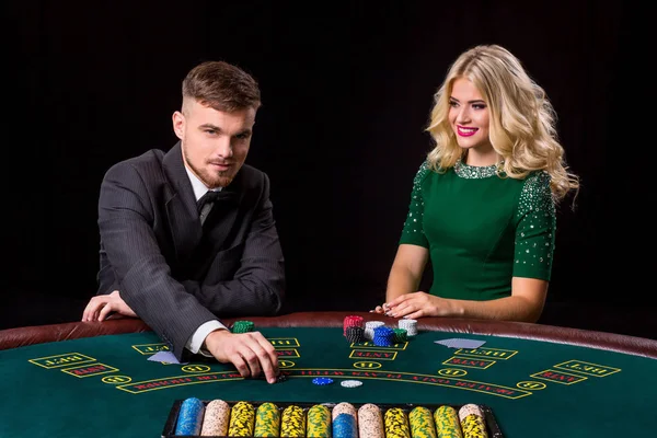 Pareja jugando al poker en la mesa — Foto de Stock