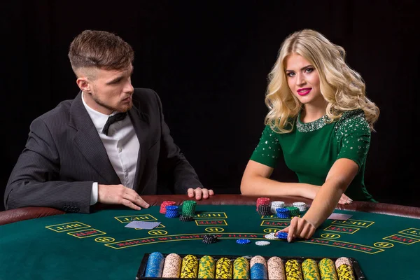 Pareja jugando al poker en la mesa — Foto de Stock