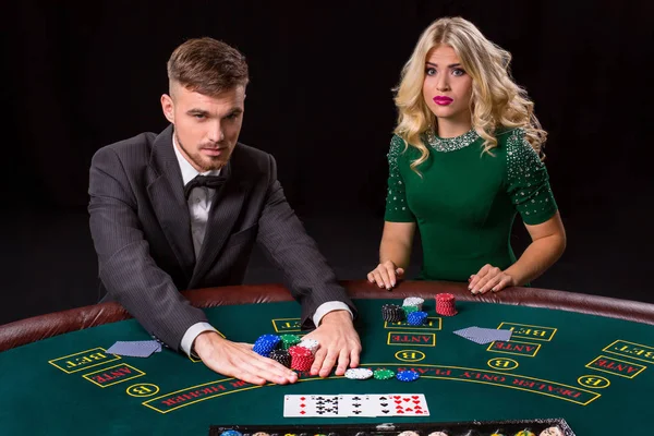 Pareja jugando al poker en la mesa . — Foto de Stock