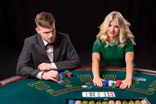 Pareja jugando al poker en la mesa . — Foto de Stock