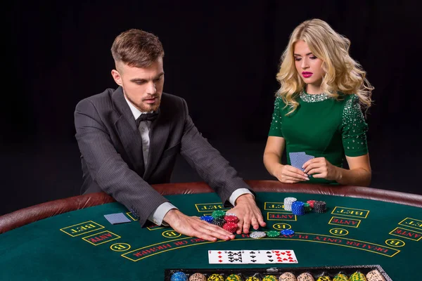 Pareja jugando al poker en la mesa . — Foto de Stock