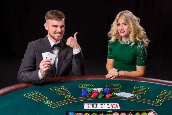 Pareja jugando al poker en la mesa . — Foto de Stock