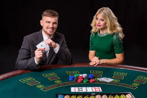 Pareja jugando al poker en la mesa . — Foto de Stock