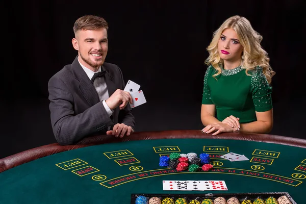 Pareja jugando al poker en la mesa . — Foto de Stock