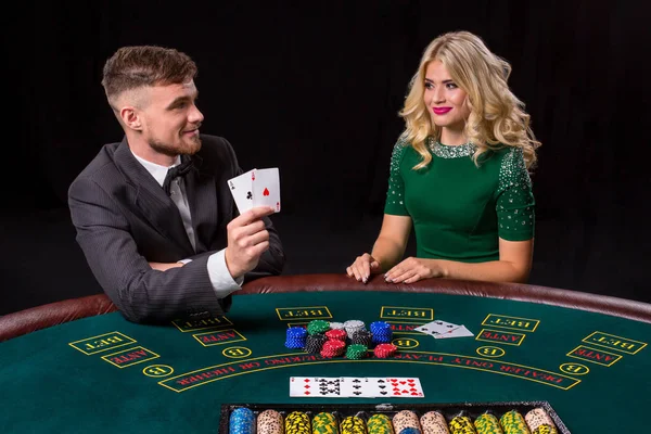 Pareja jugando al poker en la mesa . — Foto de Stock