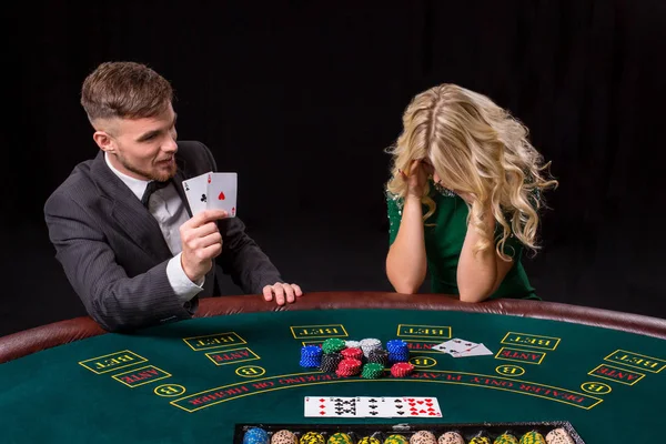 Pareja jugando al poker en la mesa . — Foto de Stock