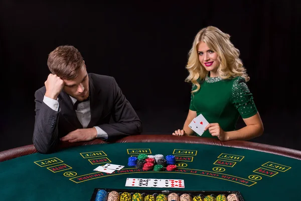 Couple jouant au poker à la table . — Photo
