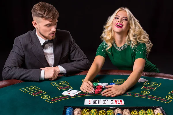 Pareja jugando al poker en la mesa . — Foto de Stock