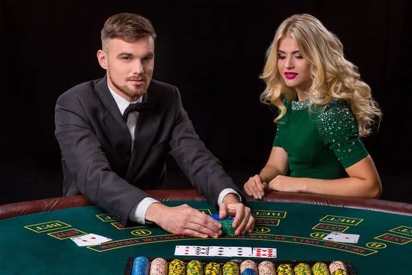 Pareja jugando al poker en la mesa . — Foto de Stock