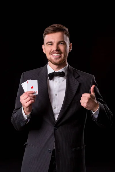 カードでポージング スーツの男 — ストック写真