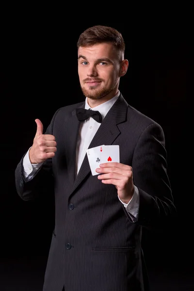 カードでポージング スーツの男 — ストック写真