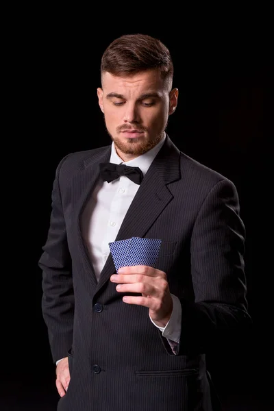 Ο άνθρωπος σε ένα κοστούμι που ποζάρει με κάρτες — Φωτογραφία Αρχείου