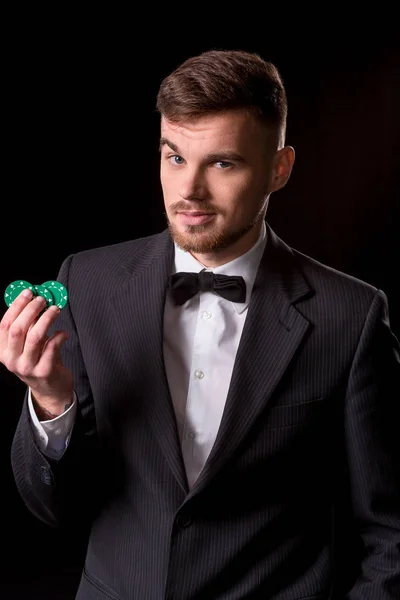 ギャンブルのチップを搭載したポージング スーツの男 — ストック写真