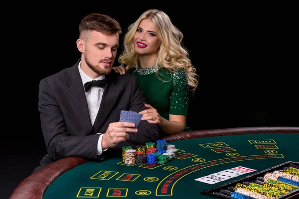 Vista de joven, confiado, hombre con la dama mientras juega al poker . — Foto de Stock