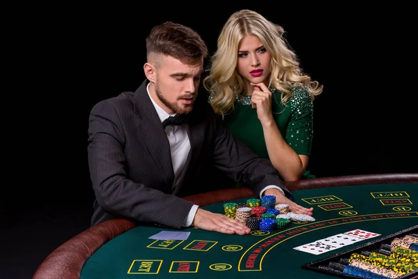 Vista de joven, confiado, hombre con la dama mientras juega al poker . — Foto de Stock