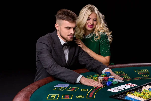 Vista de joven, confiado, hombre con la dama mientras juega al poker . — Foto de Stock