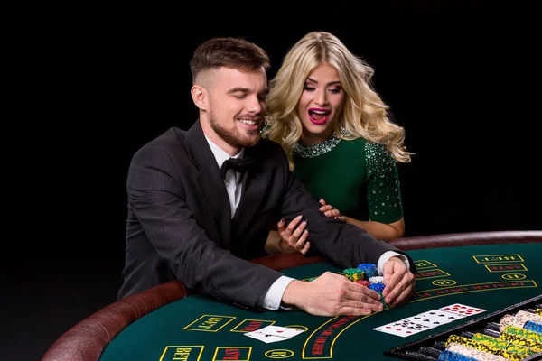 Vista de joven, confiado, hombre con la dama mientras juega al poker . — Foto de Stock