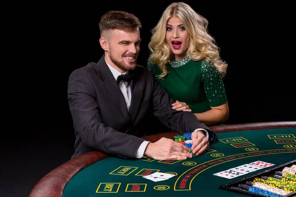 Vista de joven, confiado, hombre con la dama mientras juega al poker . — Foto de Stock