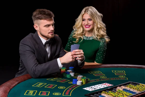 Pareja jugando al poker en la mesa . — Foto de Stock