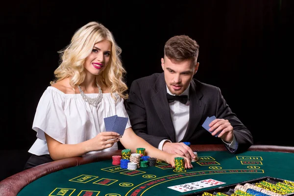 Προβολή των νέων, αυτοπεποίθηση, ο άνθρωπος με την κυρία ενώ hes παιχνίδι πόκερ. — Φωτογραφία Αρχείου