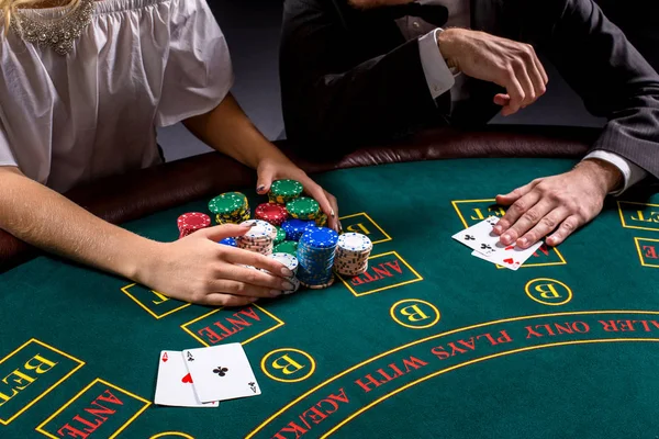 Couple playing poker at the table — Stock Photo, Image