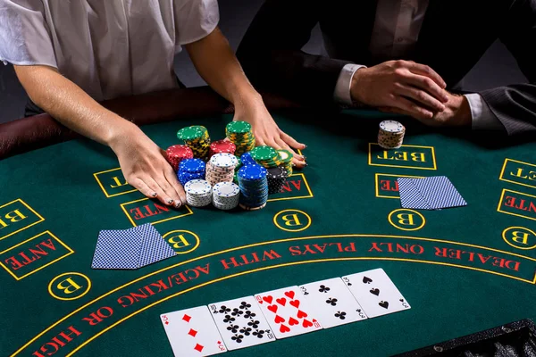 Coppia che gioca a poker al tavolo — Foto Stock