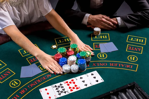 Pareja jugando al poker en la mesa —  Fotos de Stock