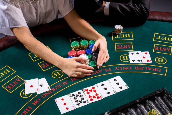 Paar pokert am Tisch — Stockfoto