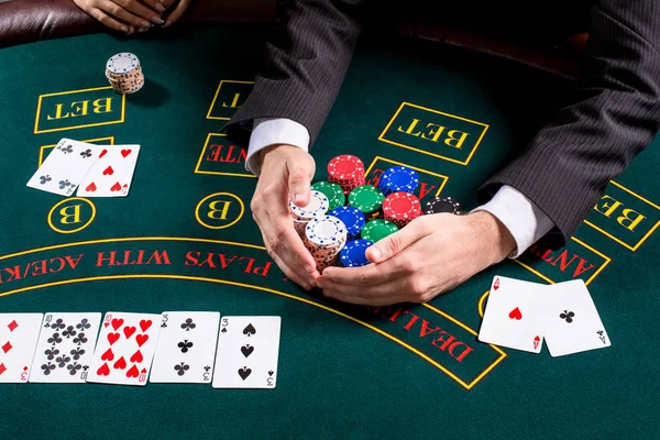 Pareja jugando al poker en la mesa — Foto de Stock