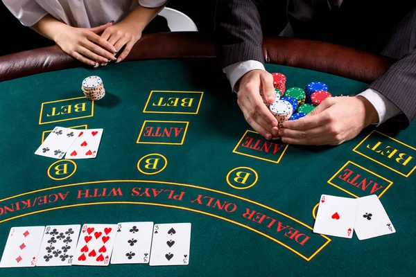 Paar pokert am Tisch — Stockfoto