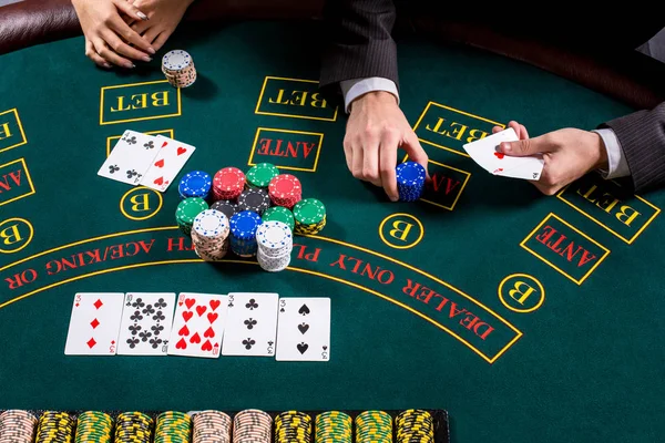 Pareja jugando al poker en la mesa — Foto de Stock