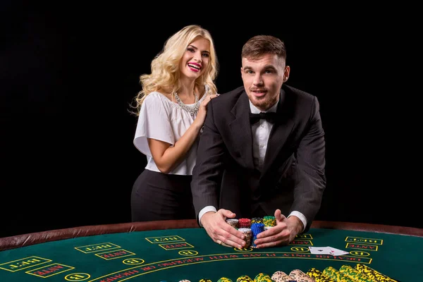 Genç, kendine güvenen, dostum poker oyunu oynarken hes süre bayanla görüntülemek.