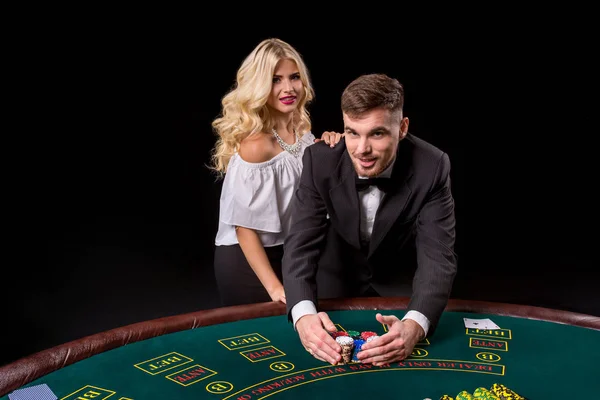 Vista de joven, confiado, hombre con la dama mientras juega al poker . — Foto de Stock