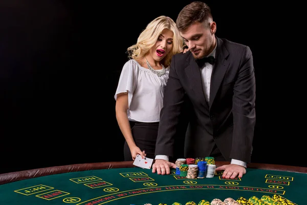 Pareja jugando al poker en la mesa — Foto de Stock