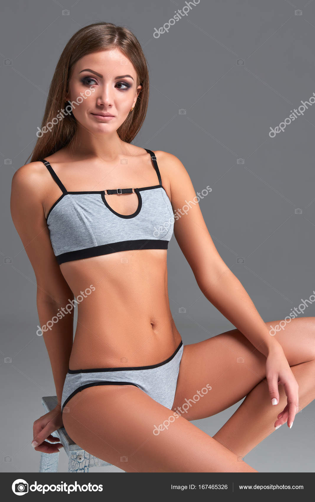 Menina bonita em roupas íntimas esportivas isolado no fundo cinza fotos,  imagens de © nazarov.dnepr@gmail.com #167465326