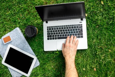 Dizüstü bilgisayarlarda ekran dokunmadan eller yakın çekim yakışıklı adamın.