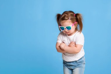Kız çocuk mavi bir arka plan üzerinde moda portre