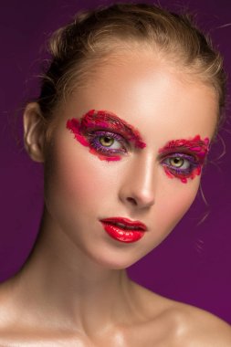 Güzellik kadını yüz portre siyah arka plan üzerine izole. Güzel