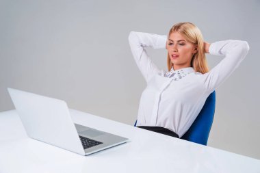 Dizüstü bilgisayarda çalışan genç iş kadını