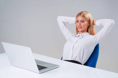 Dizüstü bilgisayarda çalışan genç iş kadını