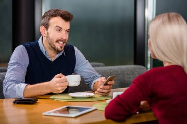 kadın ve erkek üzerinde iş yemeği