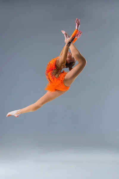 Gymnastick ジャンプをやって若い美しい女の子 — ストック写真