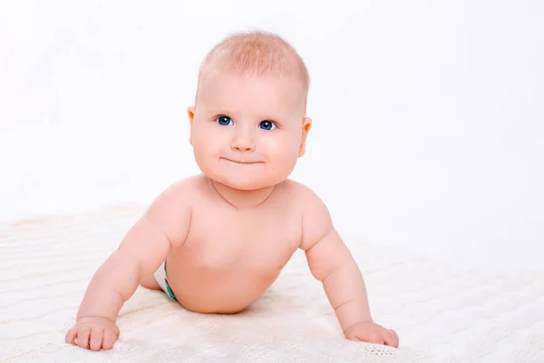 Schattige babymeisje op witte achtergrond met isolatie — Stockfoto