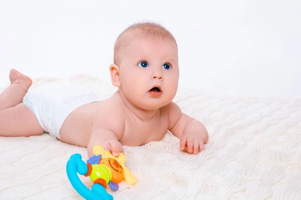 Schattig baby meisje op witte achtergrond — Stockfoto