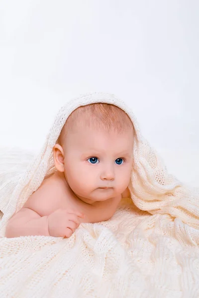 Schattige babymeisje op witte achtergrond met isolatie — Stockfoto