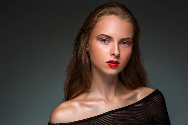 Красота женщины лицо крупным планом, изолированные на черном фоне. Красивая